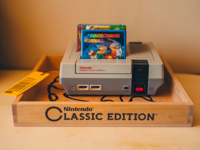 Wie du gefälschte nintendo‑classic‑editionen anhand von seriennummern, tray‑details und materialtests sicher entlarvst